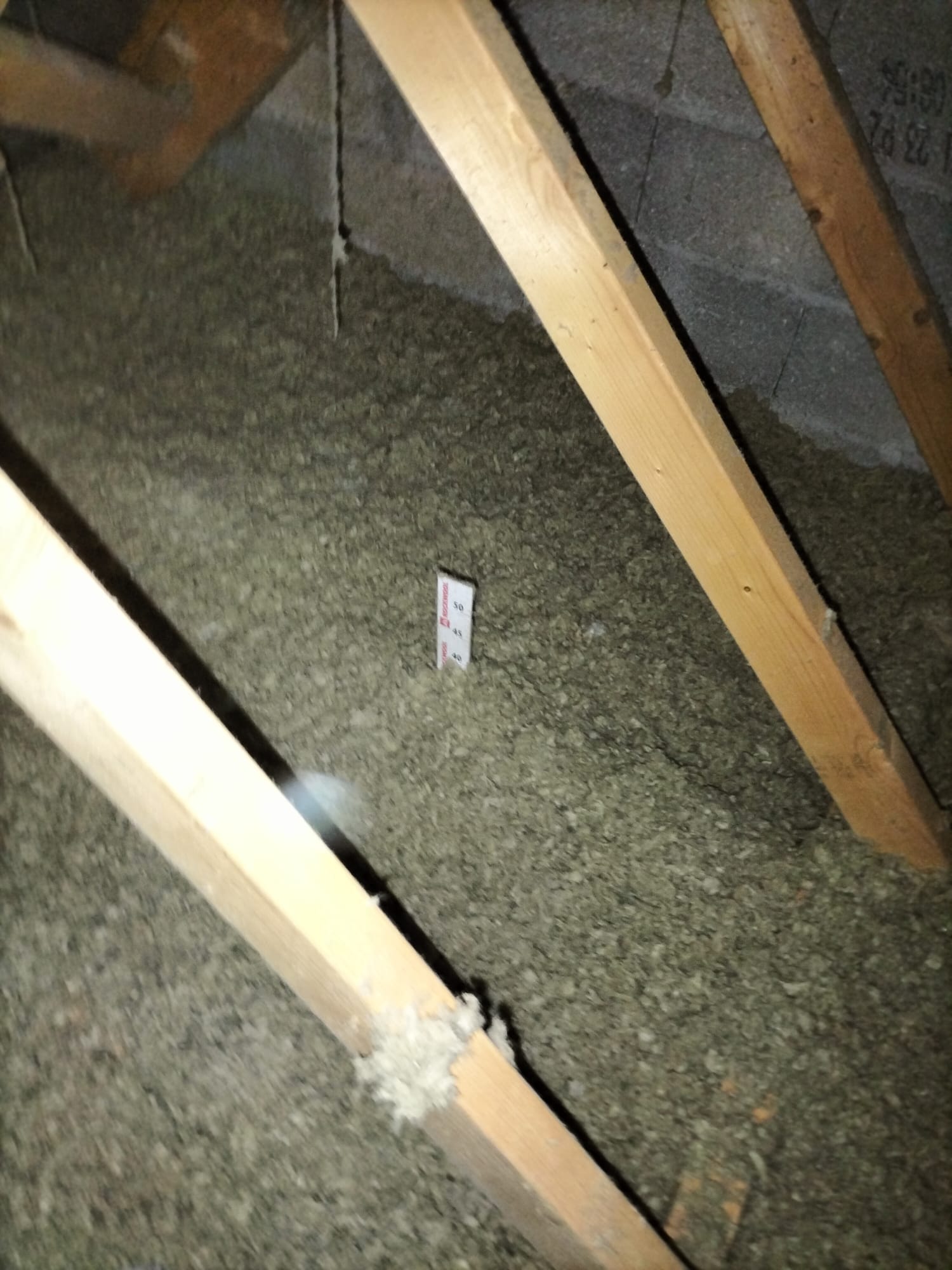 Répartition homogène de la laine de roche soufflée sur le plancher des combles