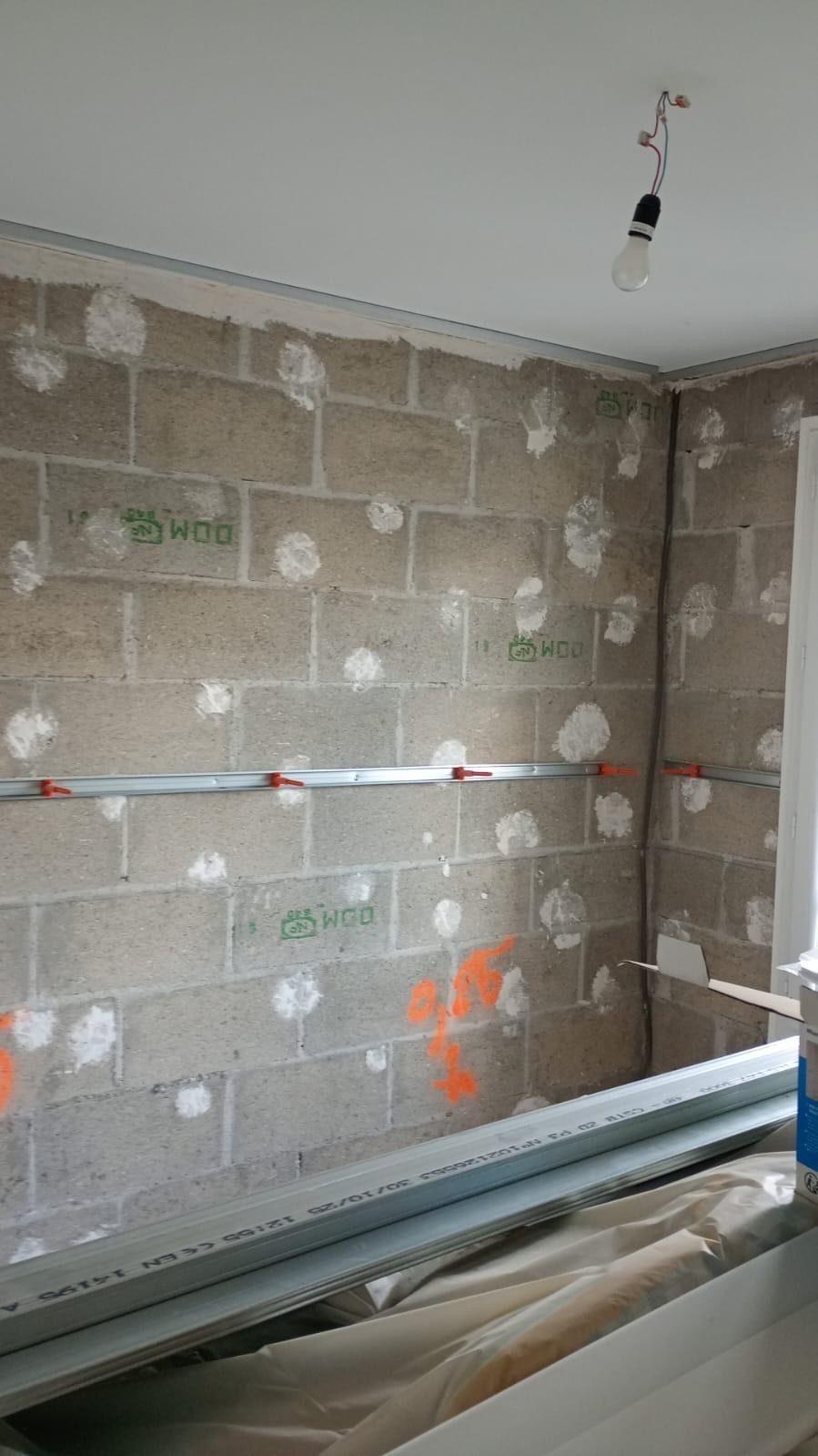 Mur en parpaing brut avant isolation, maison à Gif-sur-Yvette