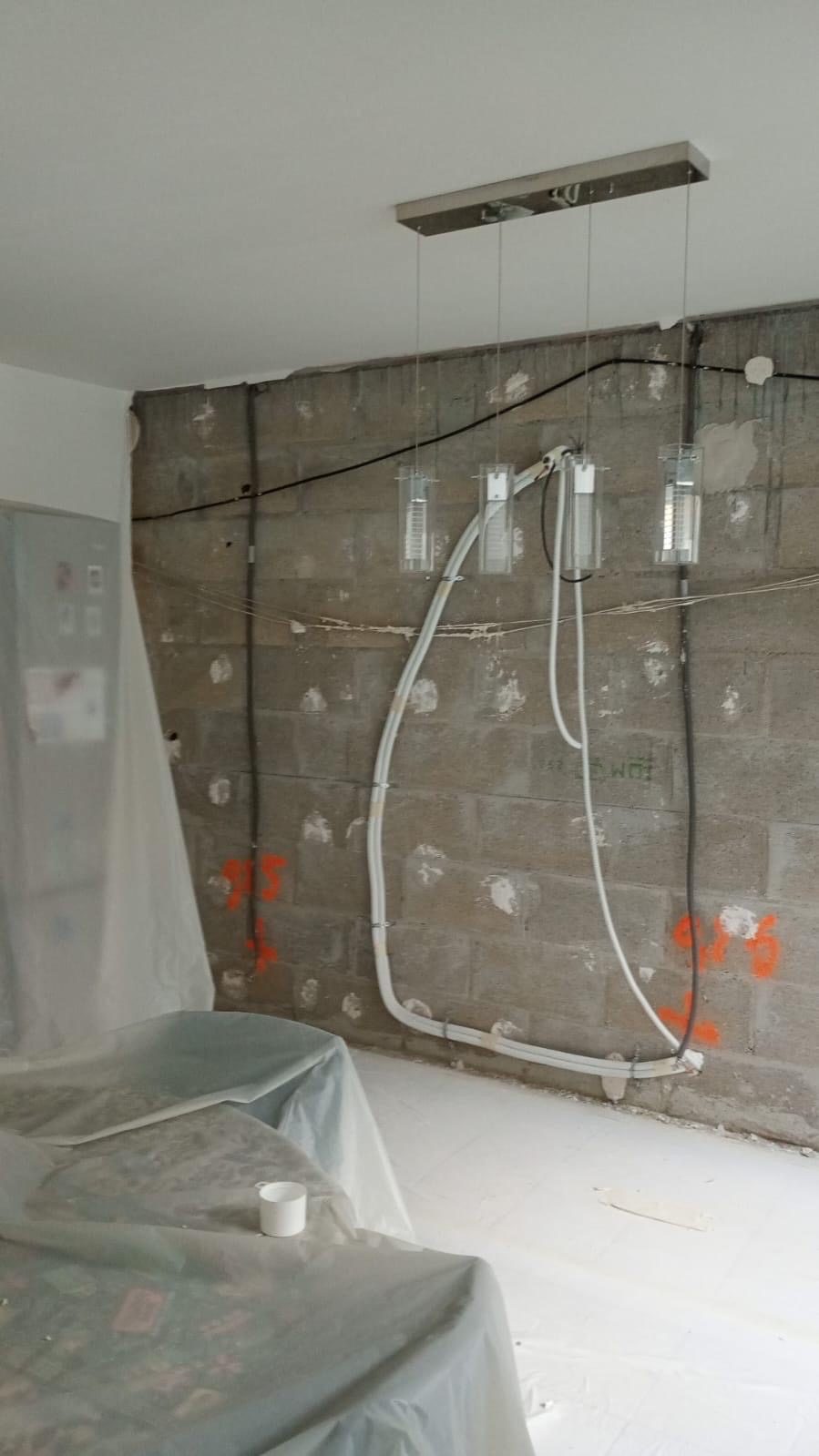 Préparation des gaines électriques sur le mur brut
