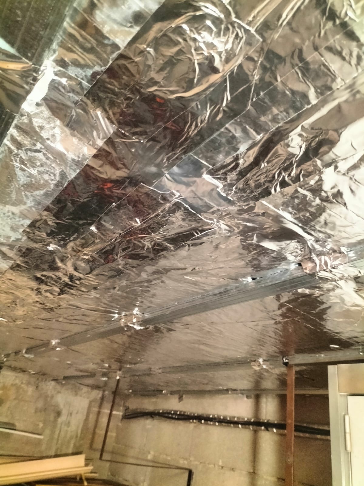 Panneaux Soudalle Alu posés en sous-face du plancher, garage à Rungis