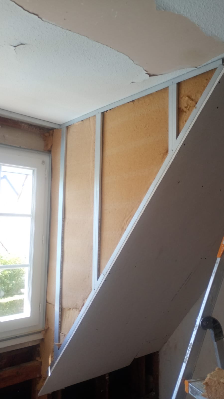 Ossature et panneaux de fibre de bois posés dans les rampants, maison à Brunoy