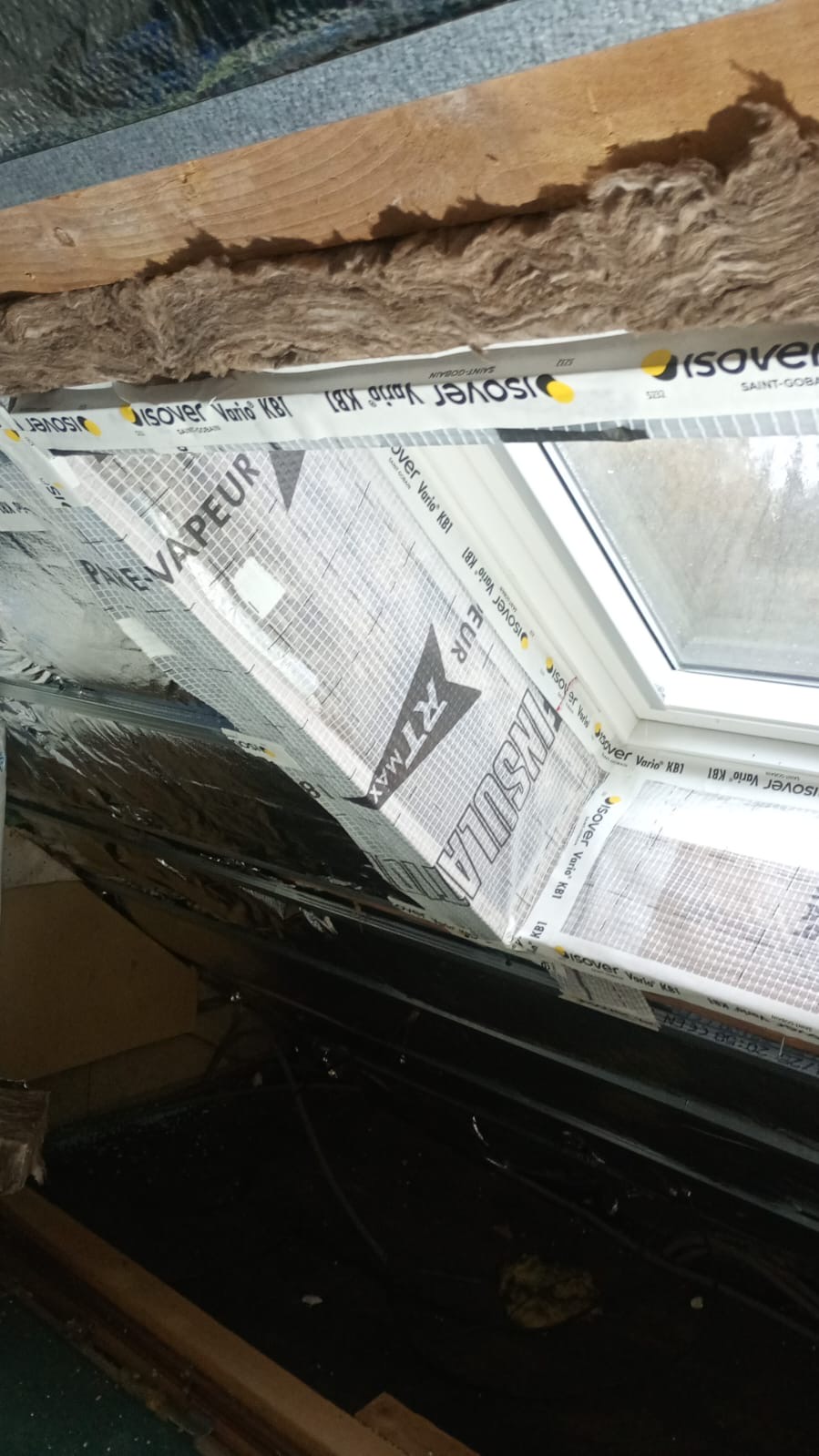 Pose de la laine minérale Knauf RT Plus 032 à écran de vapeur intégré
